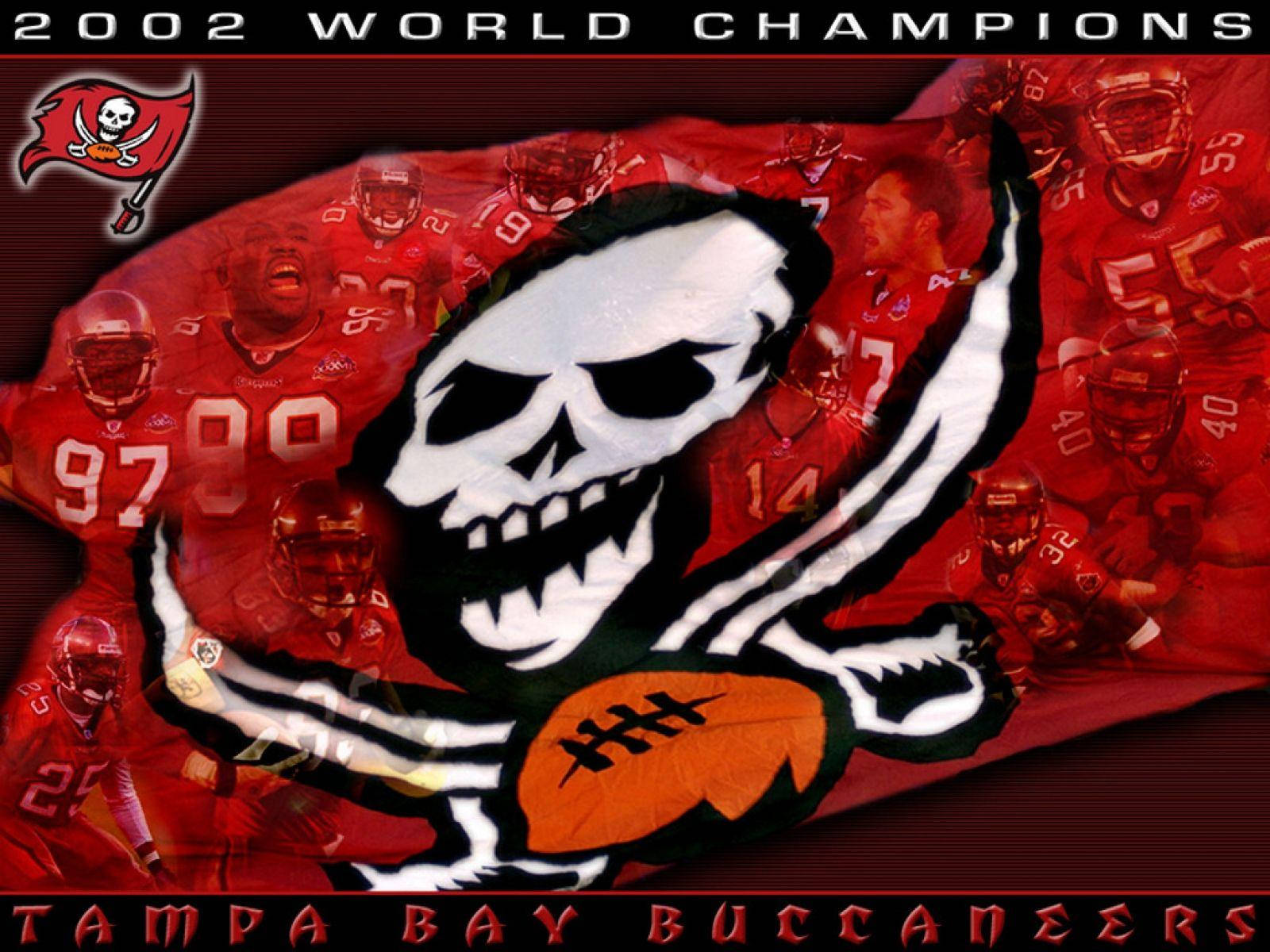 Buccaneers 桌布 壁紙 — 一張大膽的紅色壁紙，上面有坦帕灣海盜隊的骷髏標誌，手持橄欖球，背後層疊著身穿紅色球衣的球員。