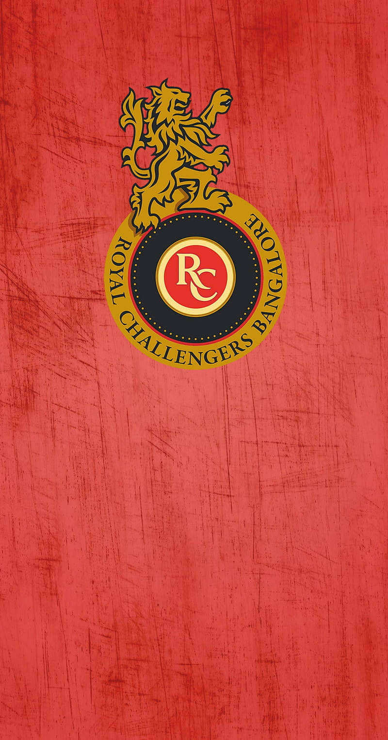 royal challengers bangalore 桌布 壁紙 — 一張大膽的紅色紋理牆紙，飾有皇家挑戰者班加羅爾的金色獅子徽章，細節精緻。