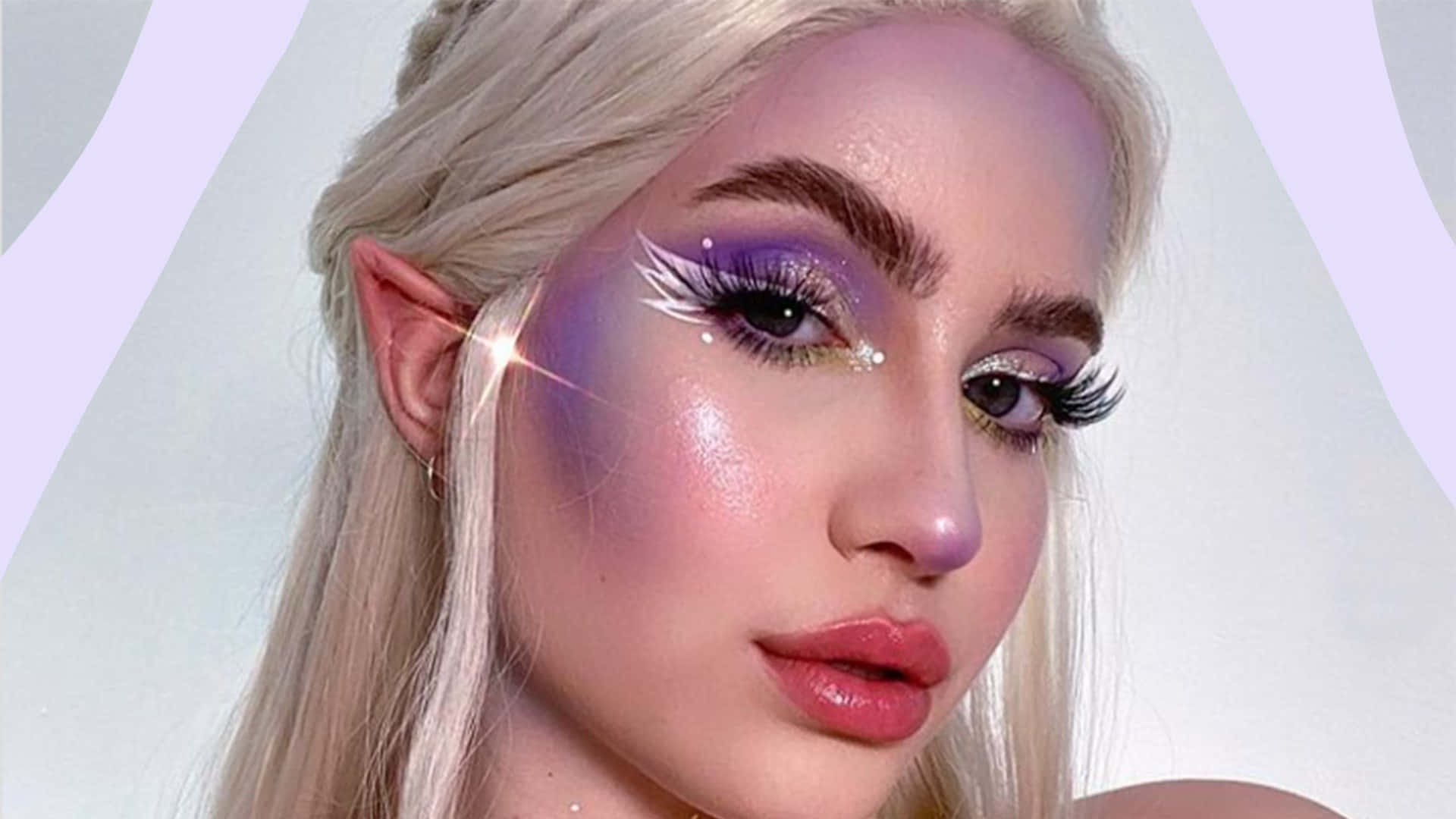 Halloween Makeup 桌布 壁紙 — 一張女性特寫肖像，擁有精靈耳朵和閃亮紫色眼妝，背景為柔和粉彩。