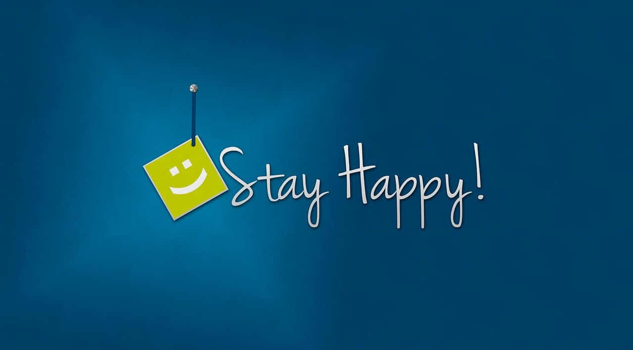 Cheerful 桌布 壁紙 — 一張帶有笑臉的黃色便利貼，用大頭針掛在寫有手寫短語「Stay Happy!」旁邊，背景是平靜的藍色。