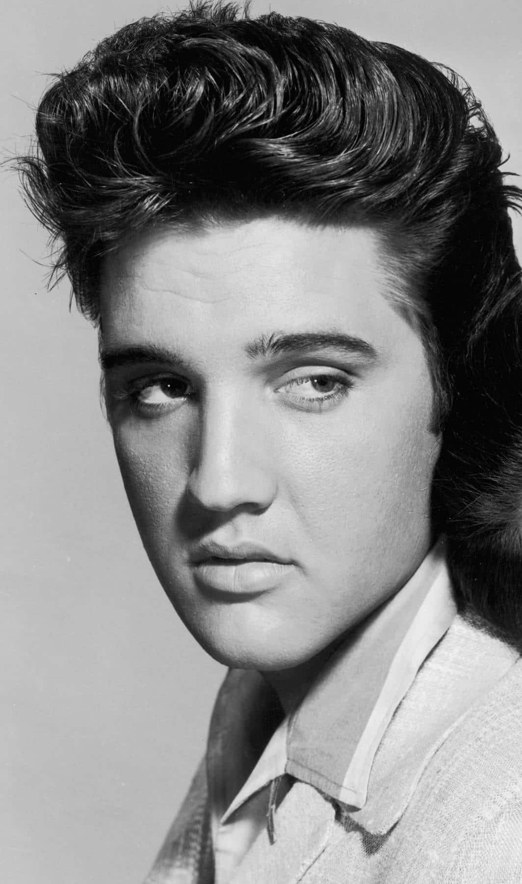 Black And White Celebrity 桌布 壁紙 — 一張年輕貓王皮禮士利嘅黑白肖像，帶有標誌性嘅蓬巴杜髮型同強烈眼神。