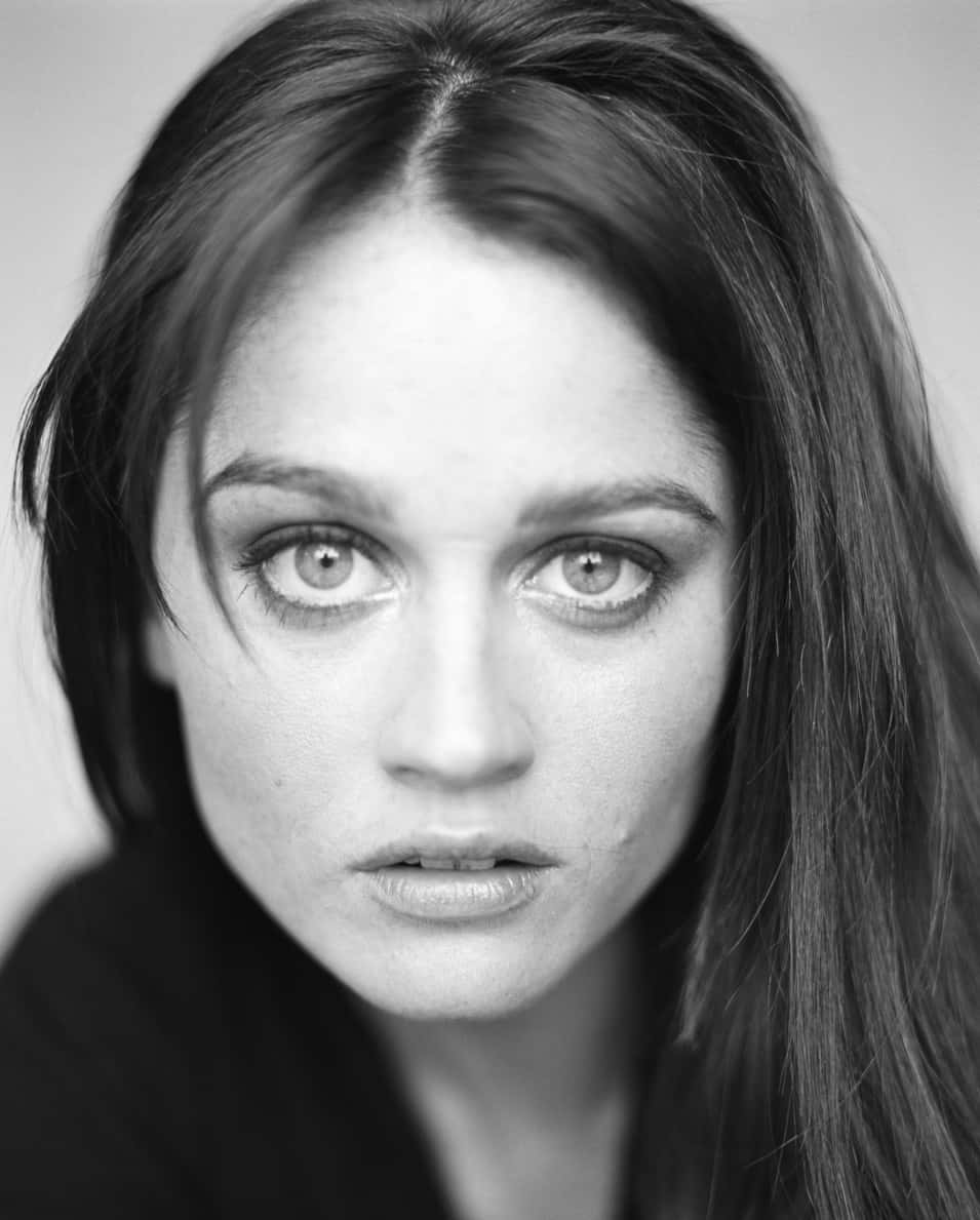 Robin Tunney 桌布 壁紙 — 一張引人注目的黑白女性特寫肖像，眼神強烈，光線柔和。