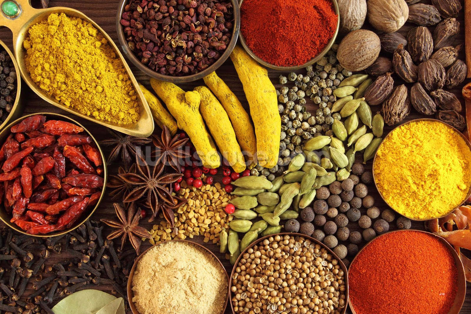 Spice 桌布 壁紙 — 一張從上方拍攝的鮮豔照片，顯示各種香料和香草放在碗中並散落在深色木質表面上。