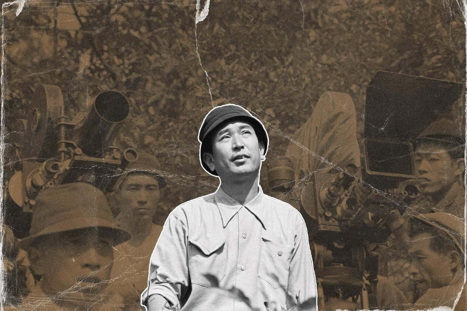 Akira Kurosawa 桌布 壁紙 — 一張復古棕褐色調的士兵拼貼畫，配有菲林相機和裂紋紙張質感。