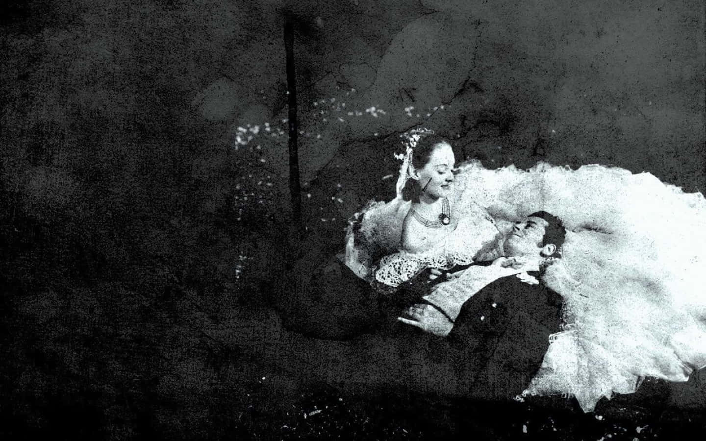 Classic Movie 桌布 壁紙 — 一張復古黑白照片，一對穿著華麗婚紗的情侶在紋理豐富、如夢似幻的背景中擁抱。
