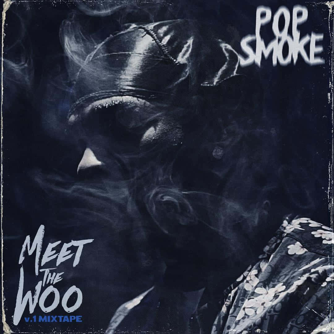 Pop Smoke 桌布 壁紙 — 一張情緒化的黑白肖像，一名戴頭巾的男子在深色紋理背景下呼出煙霧。