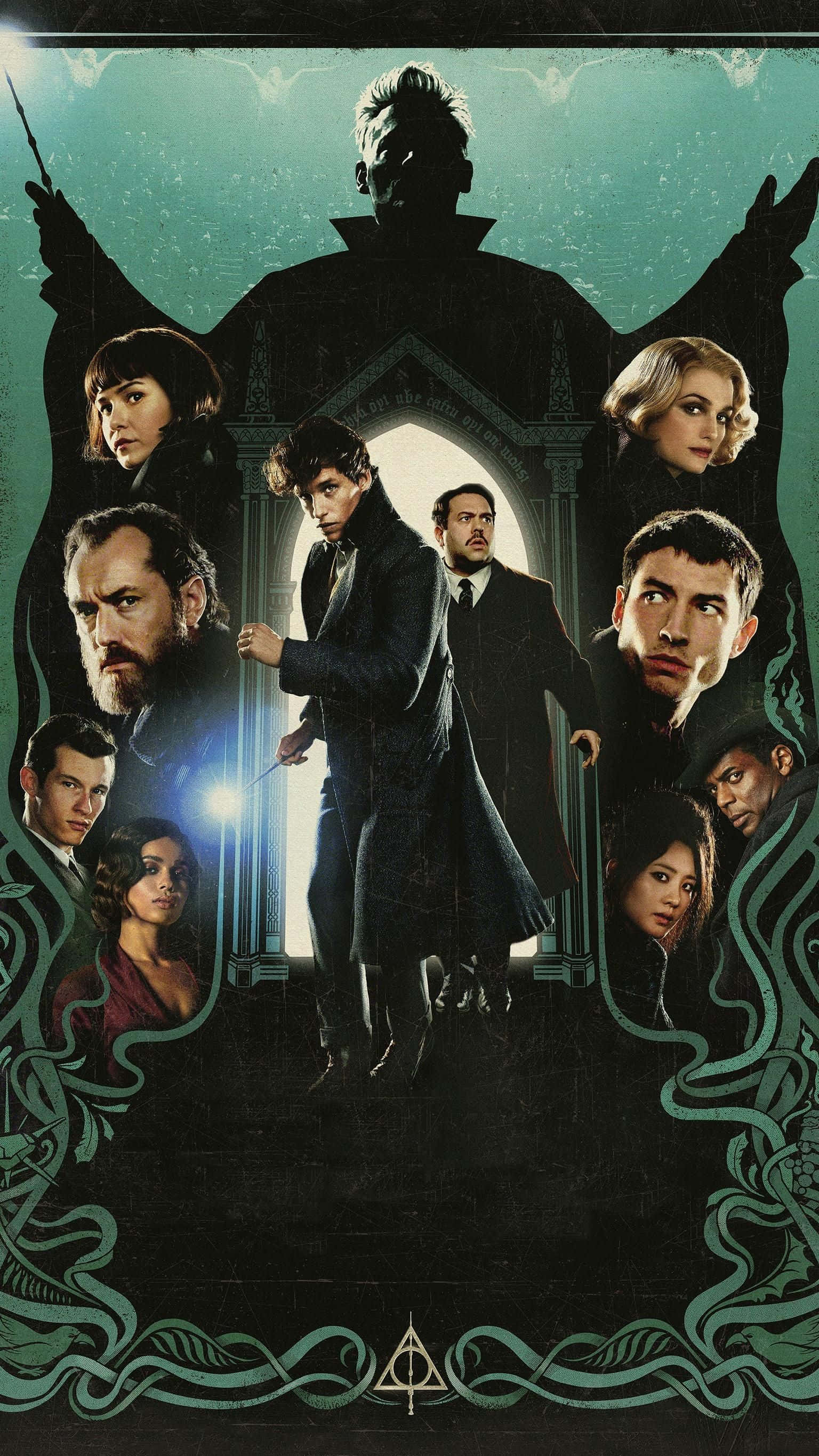 Fantastic Beasts 桌布 壁紙 — 一張戲劇性的海報，哈利波特和盟友身穿深色長袍，背景是帶有華麗邊框的藍綠色魔法拱門。