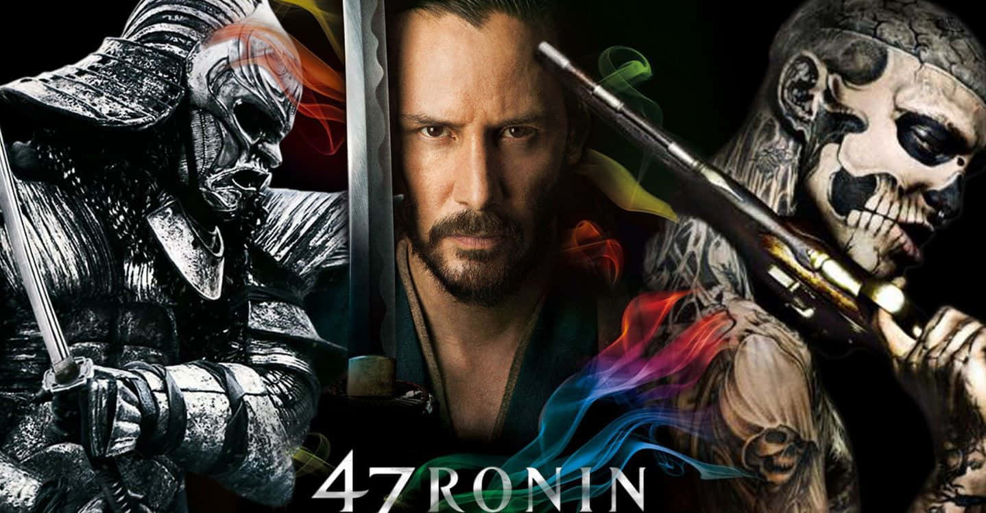 47 Ronin 桌布 壁紙 — 一張戲劇性的電影海報， featuring 一名武士、一名鬍鬚男和一名骷髏臉刺客，劍與煙霧在他們周圍旋轉。