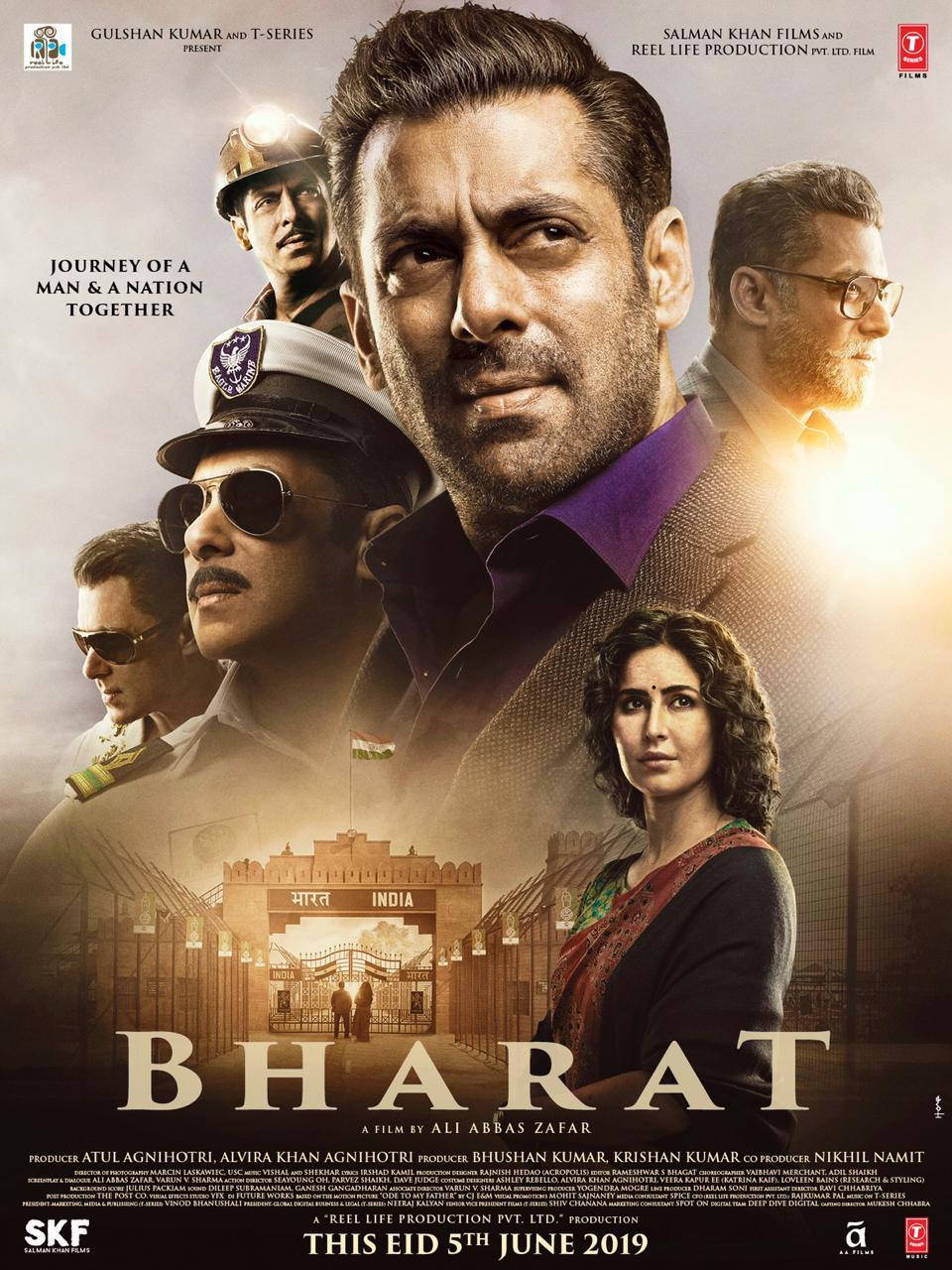 bharat 桌布 壁紙 — 一張戲劇性的電影海報，演員穿著愛國服裝，背景是金色光線下的印度門。