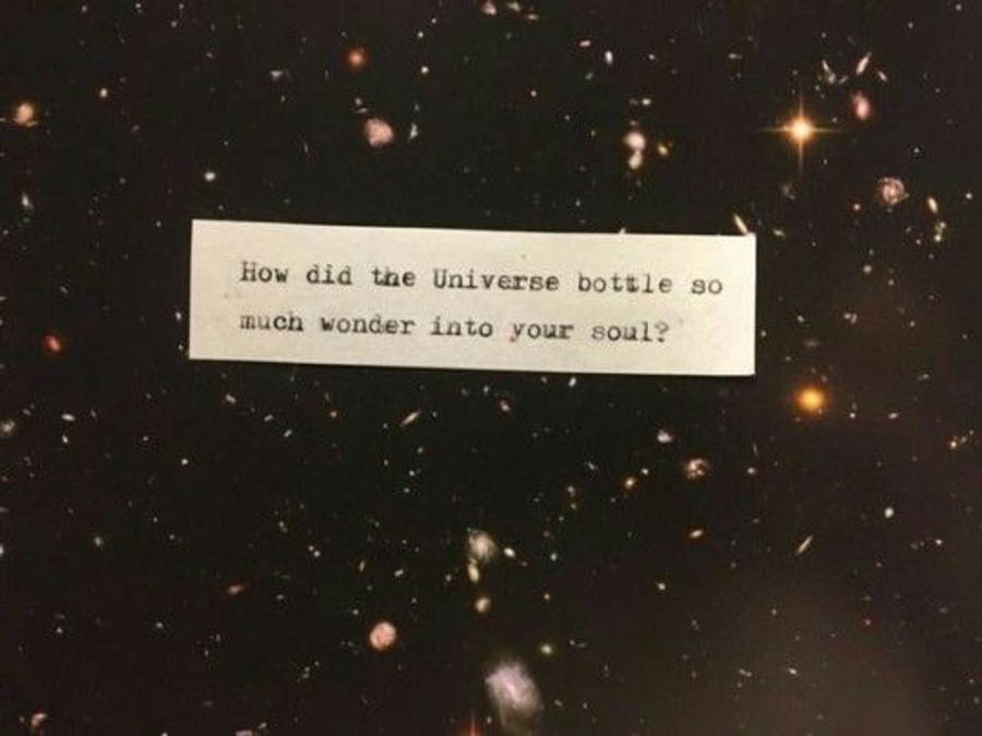 銀河 桌布 壁紙 — 一張打字機打出的便條在星空宇宙背景下漂浮，問宇宙如何將驚奇裝進你的靈魂。