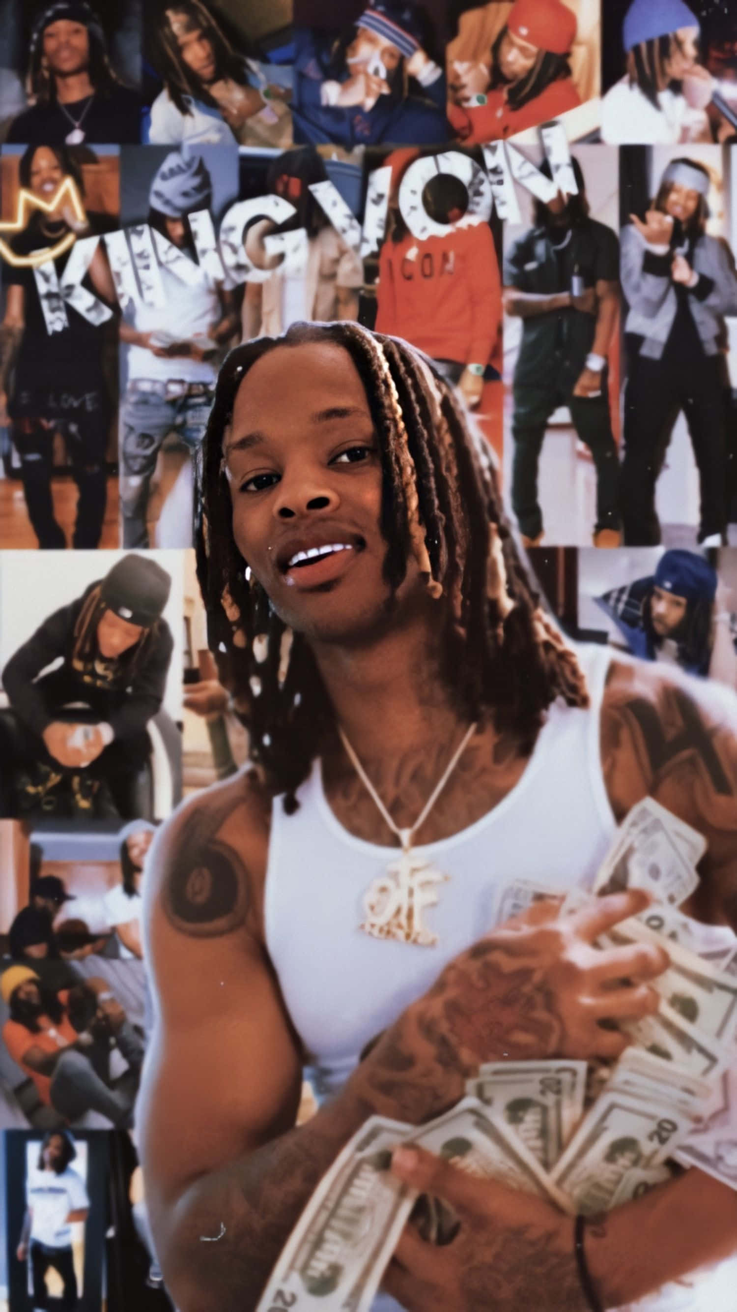 King Von 桌布 壁紙 — 一張拼貼牆紙，中央是一位留著辮子、手持現金的男士肖像，周圍環繞著他不同姿勢和服裝的小照片。