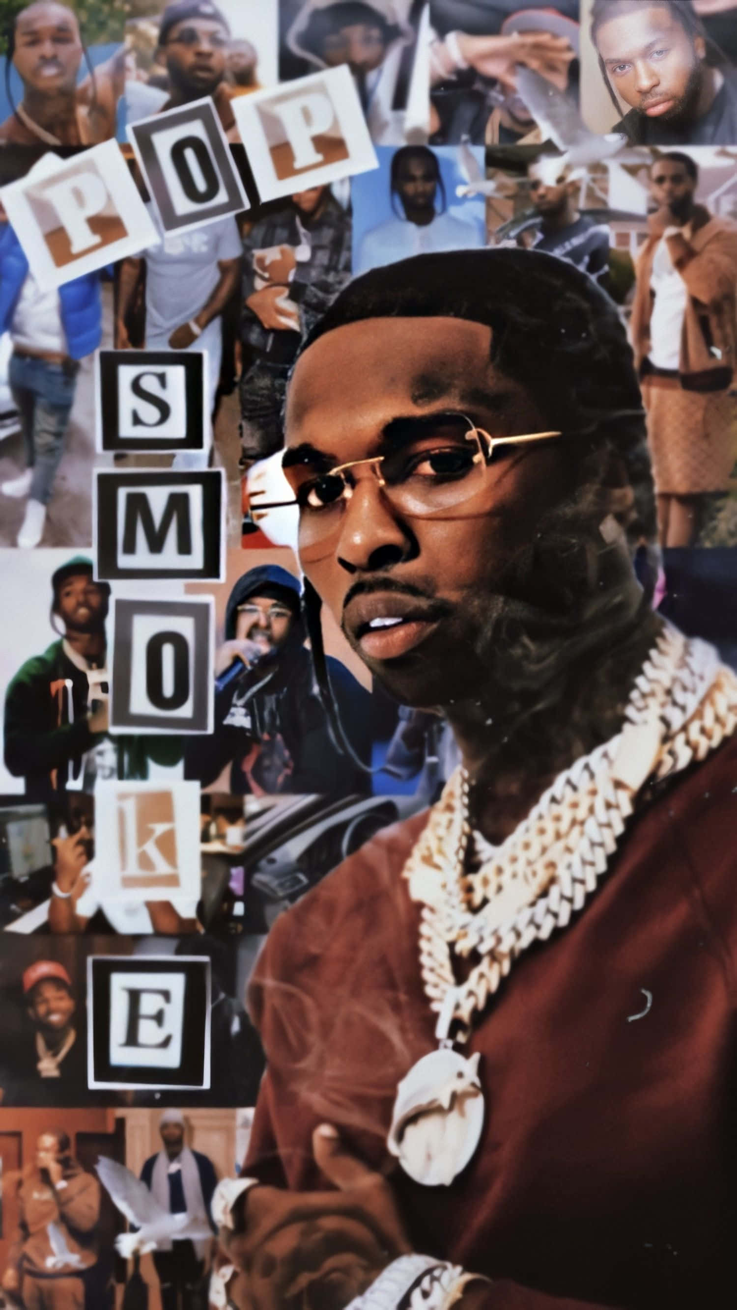 Pop Smoke Cartoon 桌布 壁紙 — 一張拼貼牆紙，展示Pop Smoke戴著金邊眼鏡和粗鏈條，並以粗體字寫上名字「POP SMOKE」。