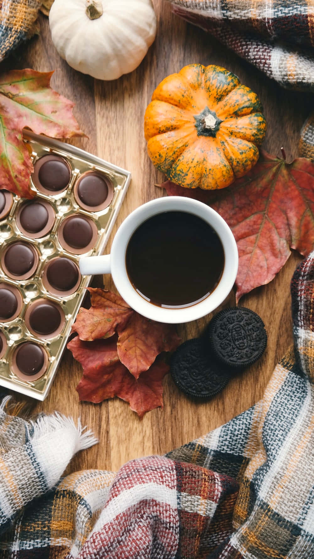 Autumn Food 桌布 壁紙 — 一張木桌上擺放著咖啡、朱古力曲奇、南瓜和樹葉的舒適秋日靜物照。
