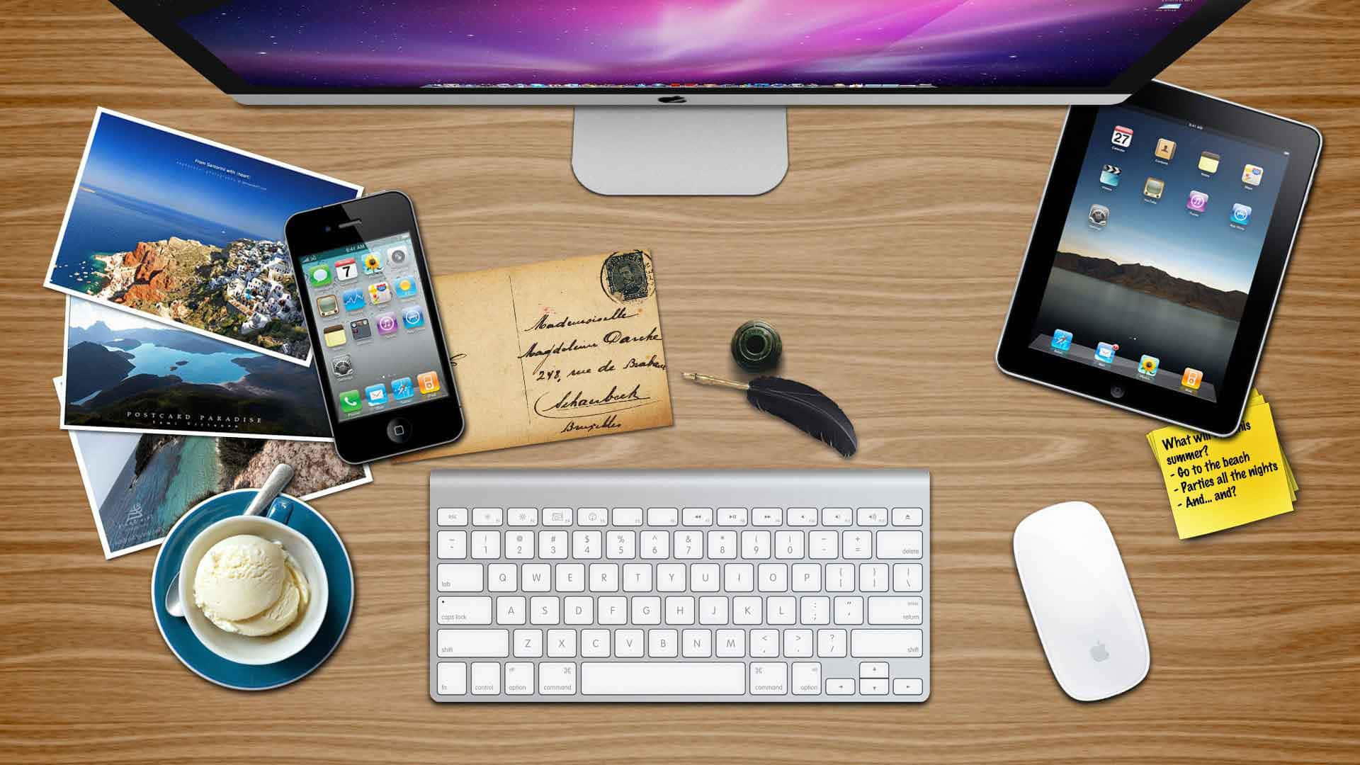 Office Desk 桌布 壁紙 — 一張木桌上放著鍵盤、滑鼠、電話、平板電腦和照片，下方是一個發光的顯示器，顯示著紫色的天空。