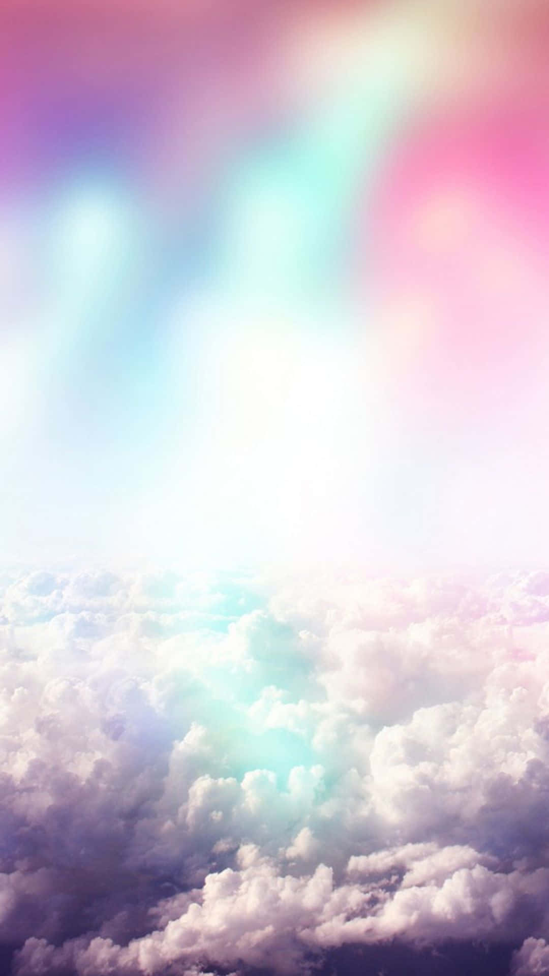 在夢幻天空中從上方發光的粉彩彩虹雲。