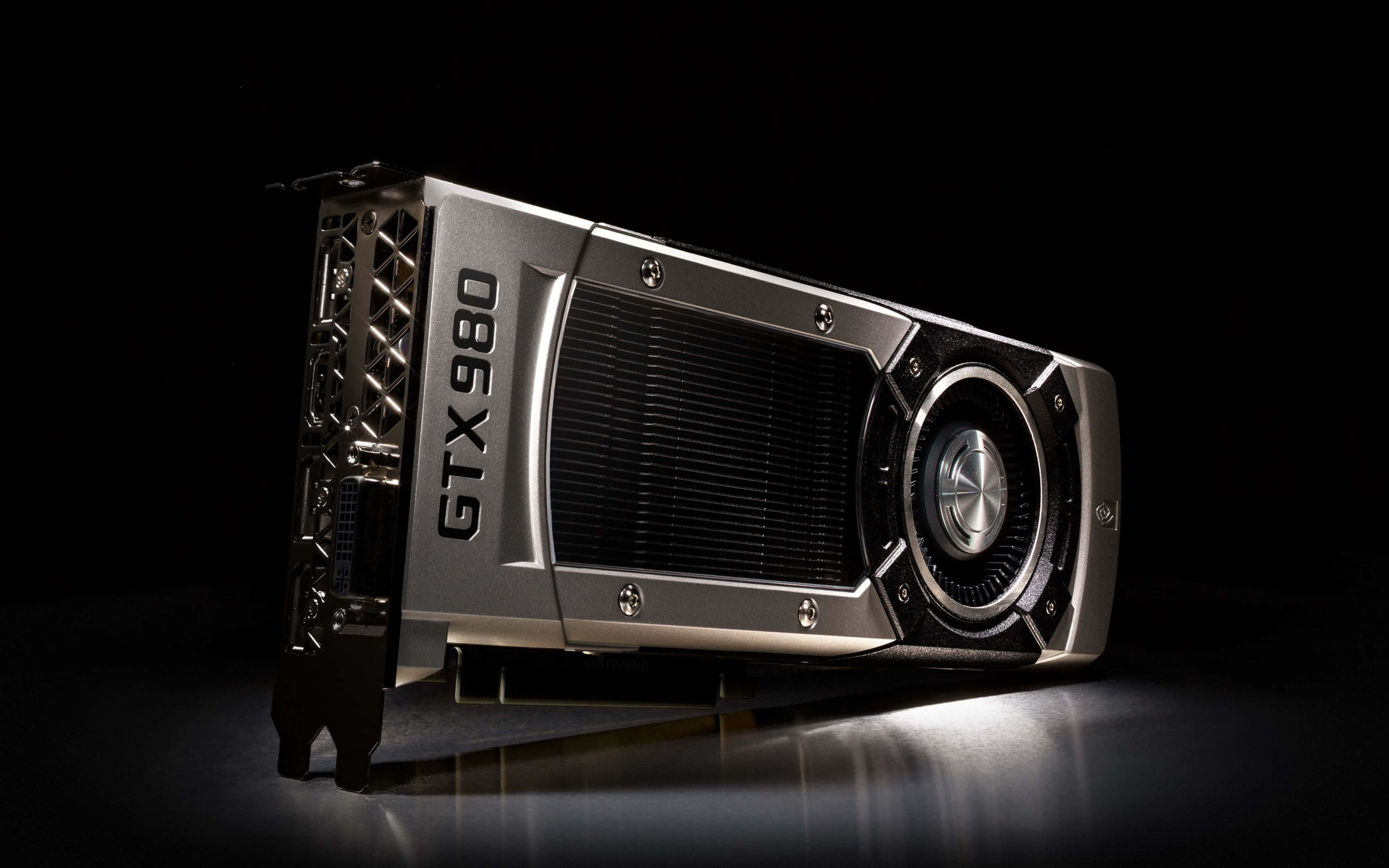 NVIDIA 4K UHD GTX 980 壁紙 — 一張流線型銀色GTX 980顯示卡，在戲劇性工作室燈光下傾斜放置在反光的黑色表面上。