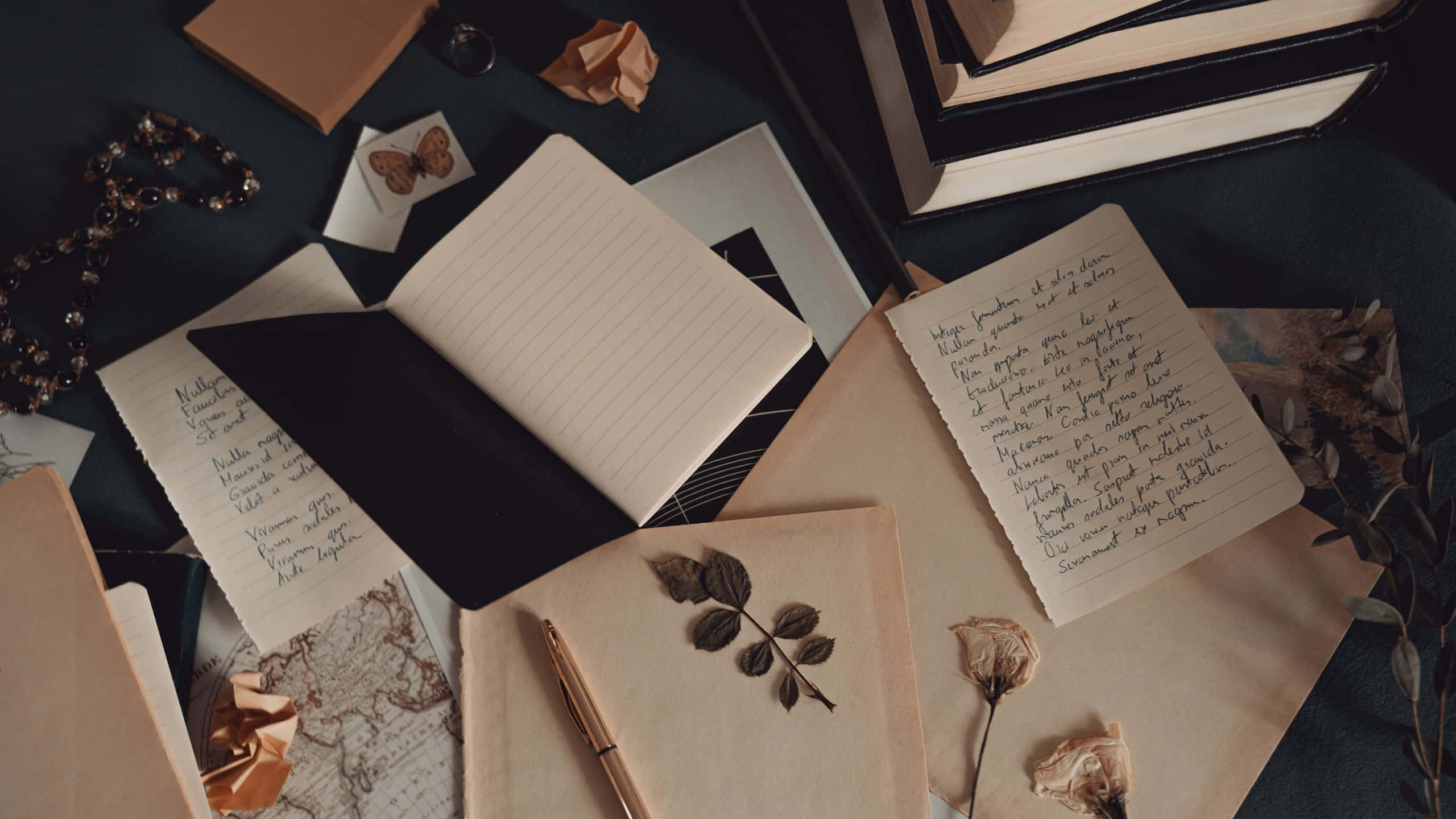 Vintage Aesthetic 桌布 壁紙 — 一張深藍綠色書桌的俯視圖，桌上散落著手寫筆記、書籍、乾花和一支金色筆，營造出舒適的創意工作空間。