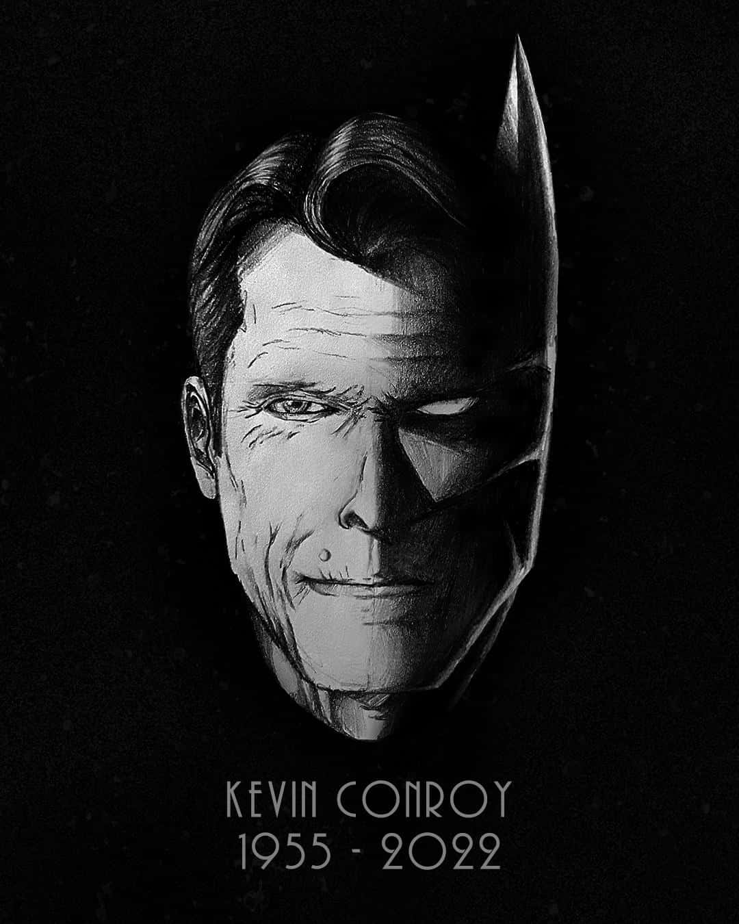 Kevin Conroy 桌布 壁紙 — 一張清晰的黑白肖像，演員凱文·康羅伊飾演蝙蝠俠，戴著蝙蝠耳兜帽，表情莊嚴，並附有紀念他生平1955-2022的文字。