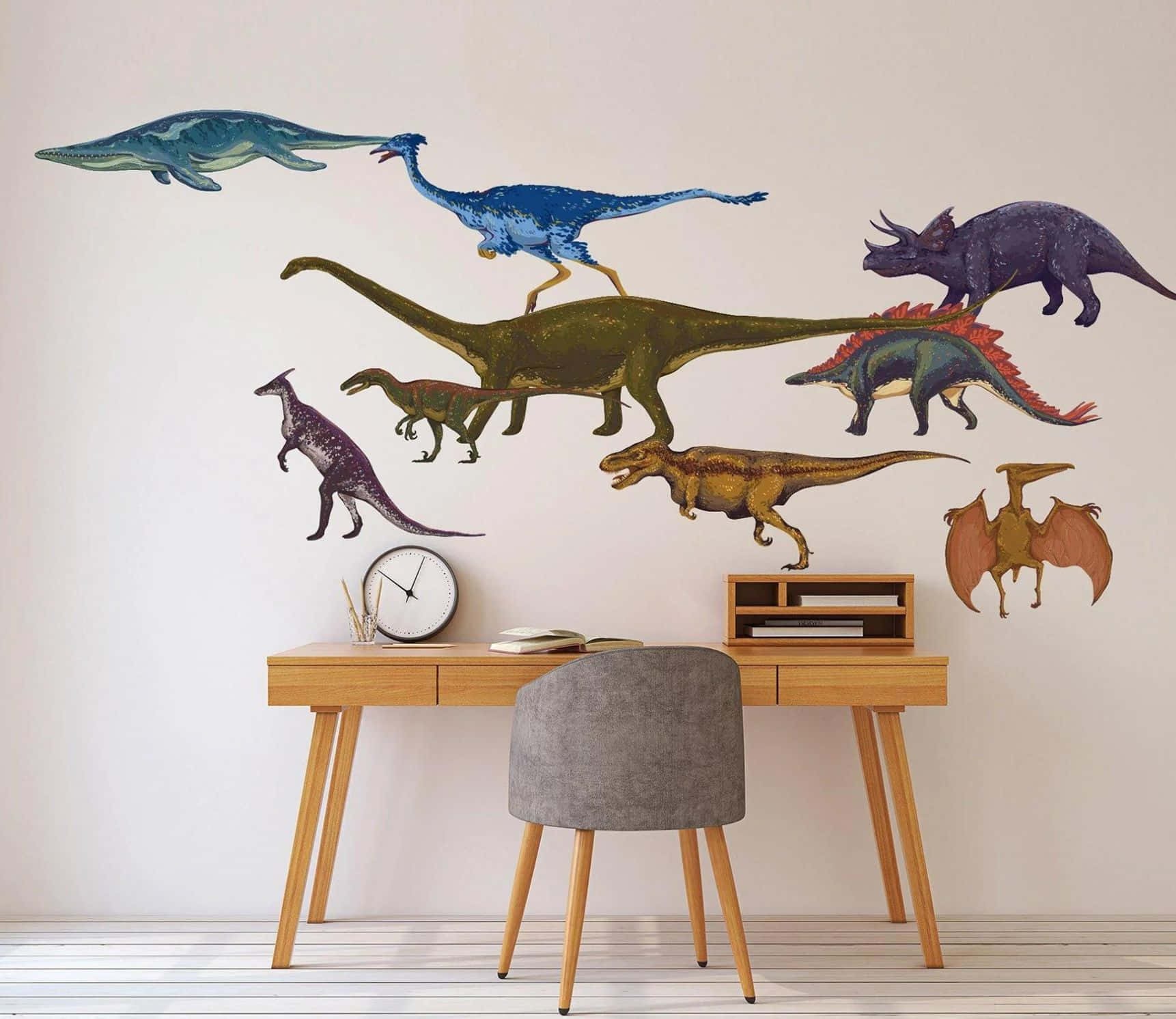 3d Dinosaur 桌布 壁紙 — 一張現代木製書桌和椅子放在兒童房內，牆上裝飾著色彩繽紛的恐龍貼紙。