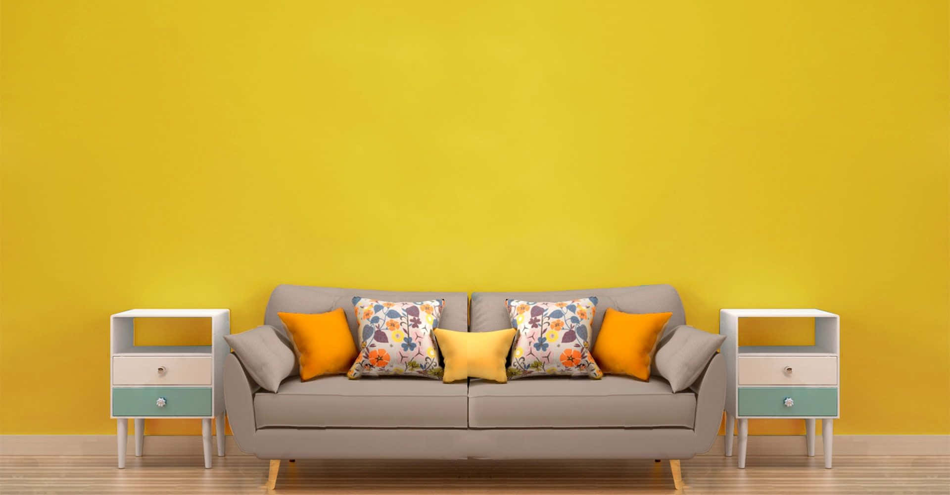 Furniture 桌布 壁紙 — 一張現代灰色梳化，配有花卉圖案和純黃色抱枕，居中放置在搶眼的黃色牆壁前，兩側各有一張粉彩色邊桌。