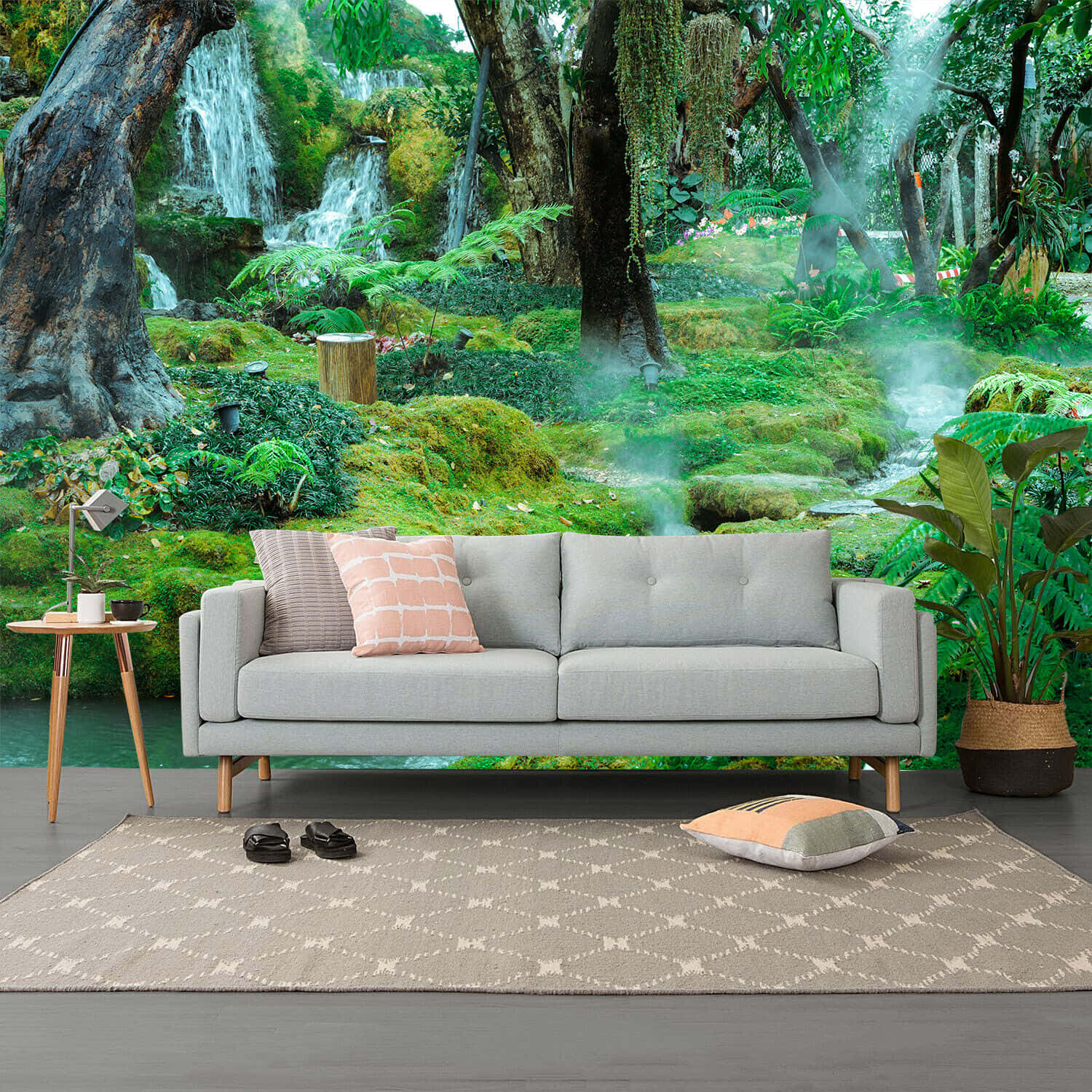3d Forest 桌布 壁紙 — 一張現代灰色梳化放在一個茂密叢林牆紙前，牆紙上有瀑布、長滿苔蘚的樹木和霧氣瀰漫的溪流。