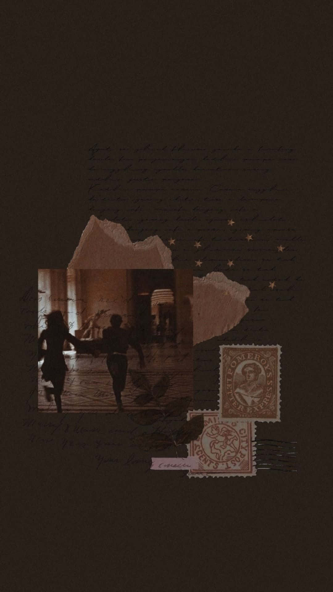 Dark Academia Aesthetic 桌布 壁紙 — 一張由復古郵票和撕紙組成的拼貼畫，覆蓋在一個昏暗的場景上，兩個剪影人物正穿過一個大廳奔跑。