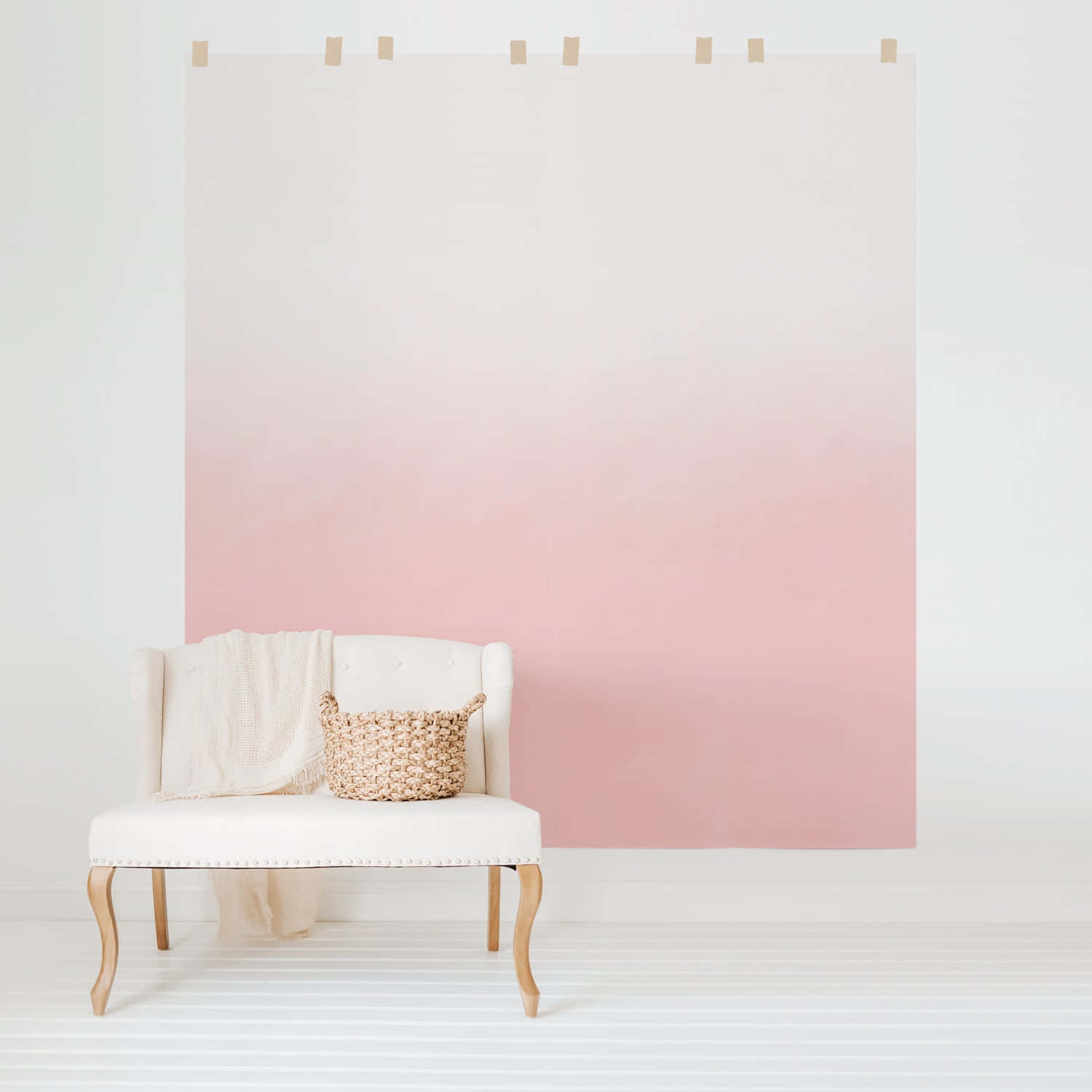 Pink Wall 桌布 壁紙 — 一張白色扶手椅配以編織籃和針織毛氈，放在掛在白色牆上的大型粉紅色漸變壁紙前。