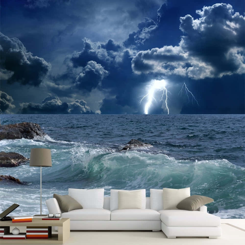 3d Ocean 桌布 壁紙 — 一張白色梳化面向一幅戲劇性的牆紙，描繪在暴風雨天空下帶有鮮明閃電的洶湧海浪。