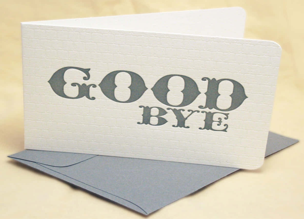 再見 桌布 壁紙 — 一張白色紋理卡片，上面用灰色華麗字體寫著「GOOD BYE」，放在灰色信封上，背景是柔和的米色。