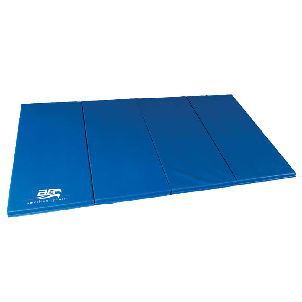 Gymnastics Mat 桌布 壁紙 — 一張皇室藍色的American Gymnast可摺疊體操墊平放在純白背景上。