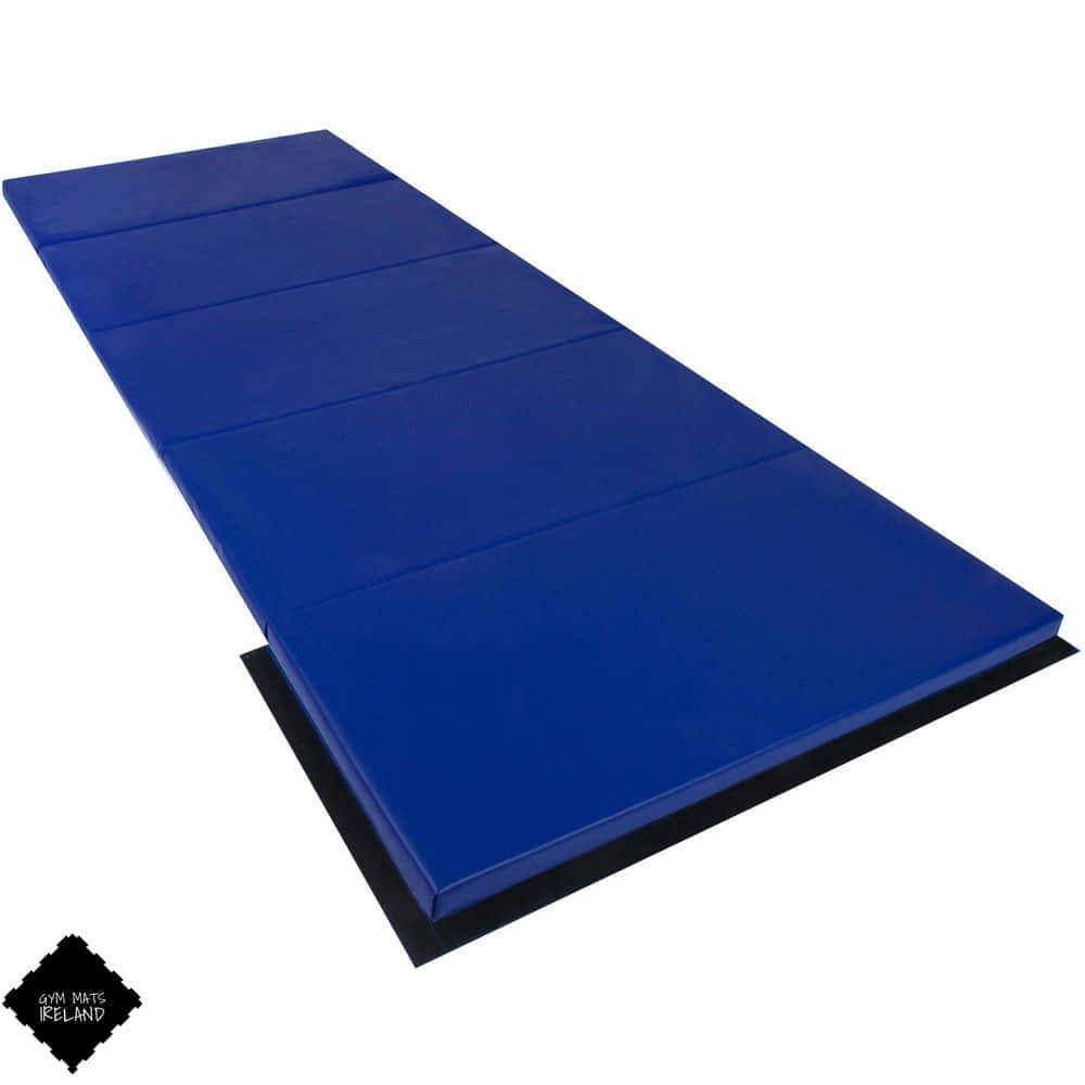 Gymnastics Mat 桌布 壁紙 — 一張皇家藍色可摺疊體操墊，帶有黑色邊緣，展示在乾淨的白色背景上。