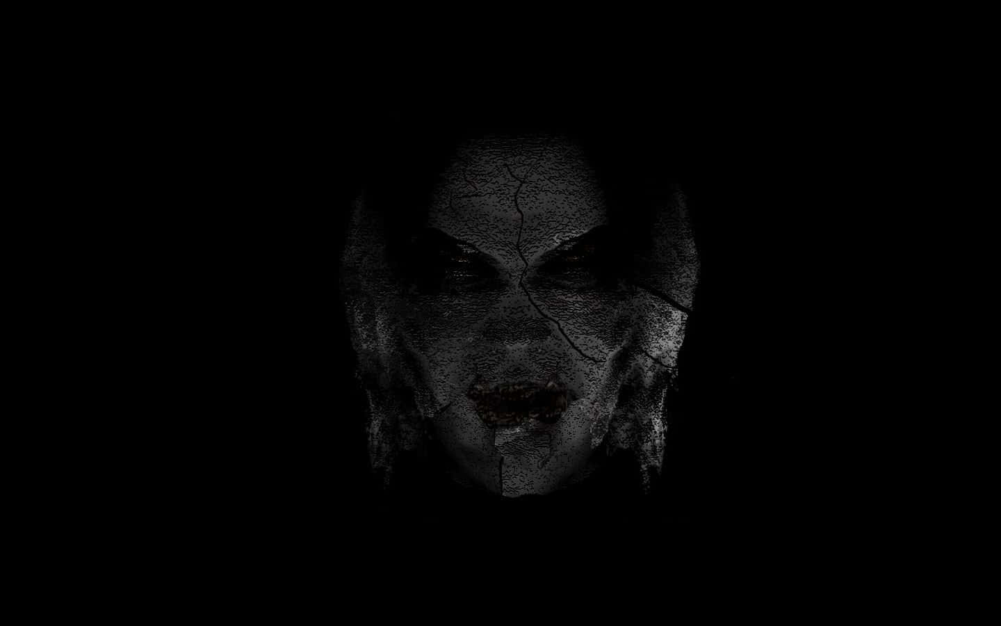 Dark Emo 桌布 壁紙 — 一張破裂的鬼臉從黑暗中浮現，帶有發光的眼睛和血淋淋的嘴唇，這是一幅恐怖主題的數位藝術作品。