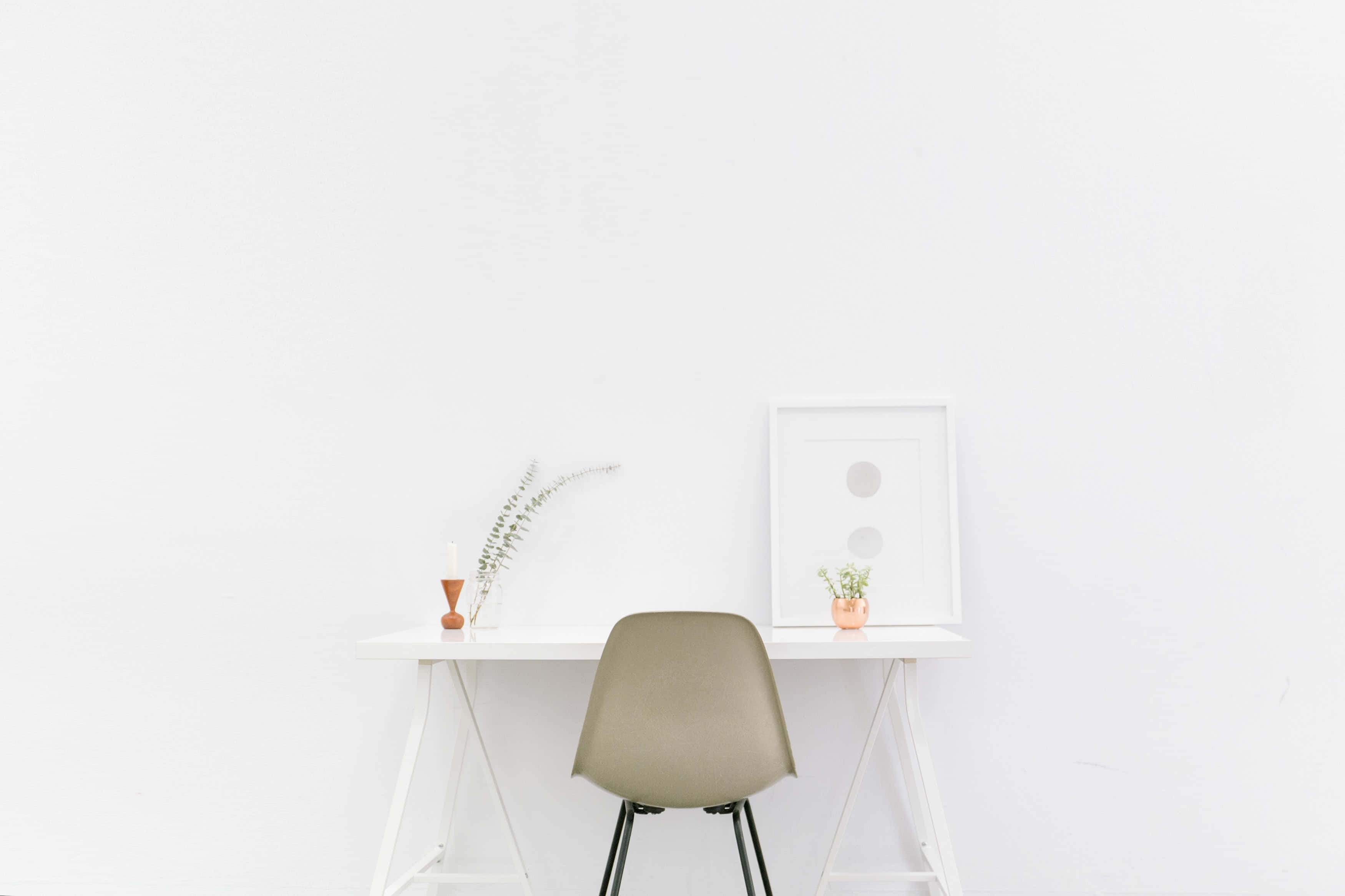 Minimalism 桌布 壁紙 — 一張簡約白色書桌，配以米色椅子和細小盆栽植物，背景是純白牆壁。