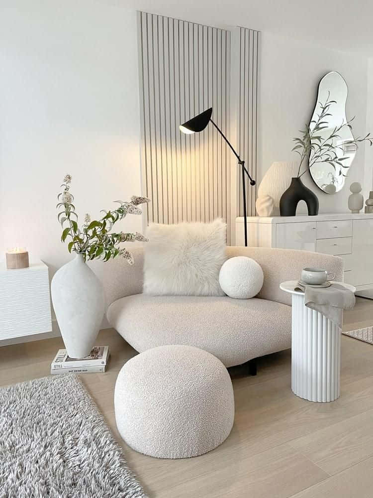 Minimalist Design 桌布 壁紙 — 一張簡約米色梳化配以柔軟咕𠱸，置於明亮白色現代客廳中，配有時尚家具和柔和自然光。