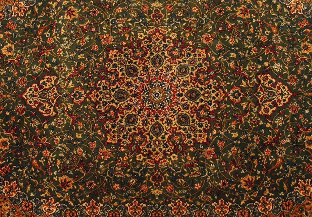 Carpet 桌布 壁紙 — 一張精緻的波斯地毯，中央有獎章圖案，重複的 floral motifs 以深紅、金色和綠色呈現。