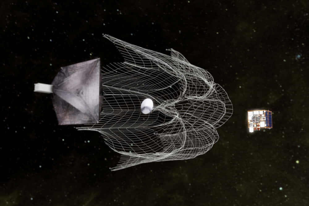 Space Debris 桌布 壁紙 — 一張精緻的白色網在太空的虛空中展開，捕捉一顆小衛星，背景是繁星點點的黑色夜空。