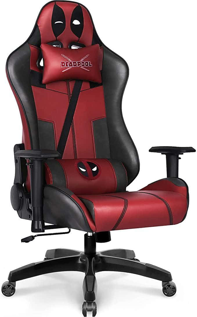 Gaming Chairs 桌布 壁紙 — 一張紅黑配色、死侍主題的電競椅，帶有面具設計和品牌頭枕，背景為白色。