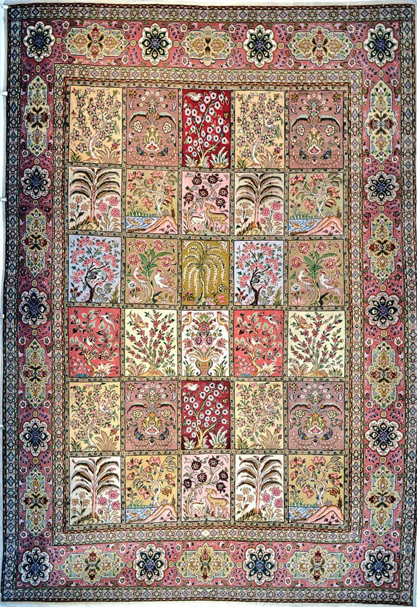 Carpet 桌布 壁紙 — 一張細節豐富的傳統地毯，帶有由華麗邊框圍繞的彩色花卉和動物圖案網格。