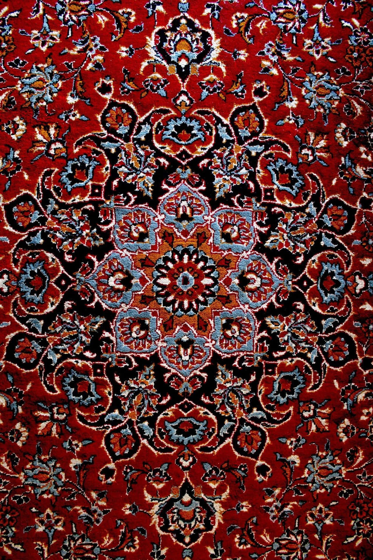 Carpet 桌布 壁紙 — 一張細節豐富的波斯地毯，帶有鮮明的紅色底色和複雜的藍色與金色花卉圖案。