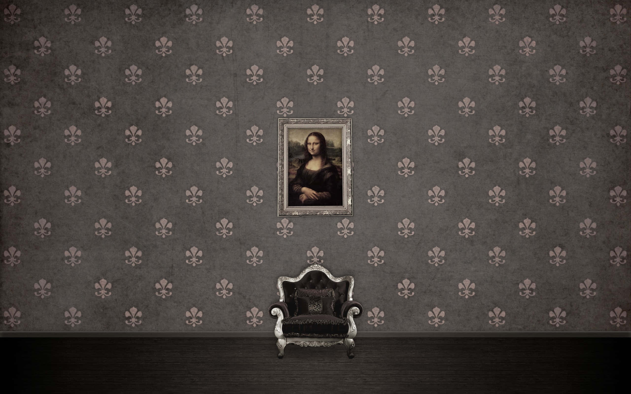 Mona Lisa 桌布 壁紙 — 一張華麗的椅子放在一個鑲框的蒙娜麗莎畫像下方，背景是深灰色百合花圖案壁紙。