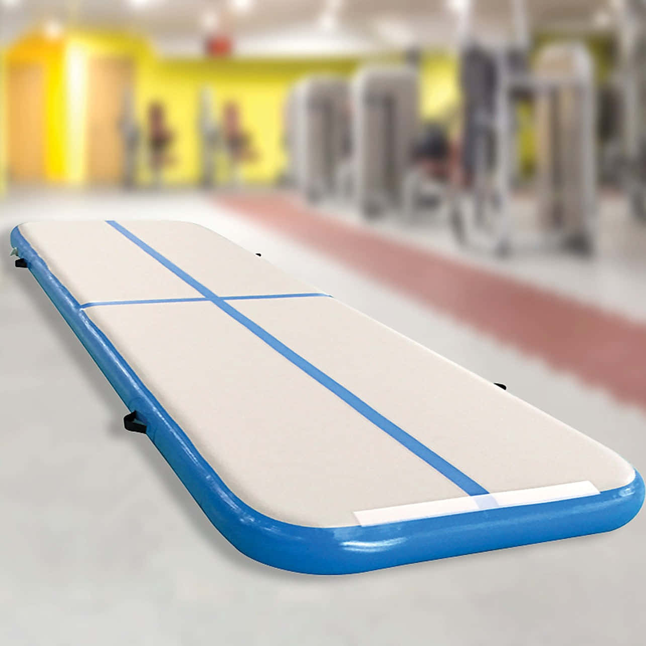 Gymnastics Mat 桌布 壁紙 — 一張藍白相間的體操墊在健身房中清晰對焦，背景有模糊的運動器材。