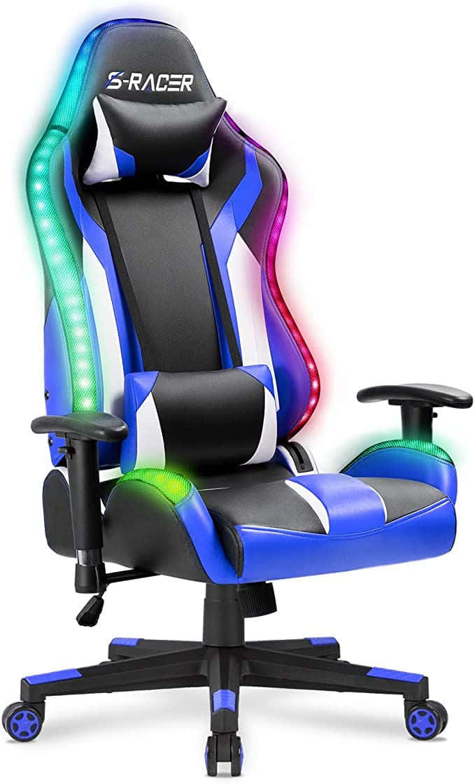 Gaming Chairs 桌布 壁紙 — 一張藍色和黑色的電競椅，帶有RGB燈光裝飾，在白色背景上發出綠色、紅色和紫色的光芒。