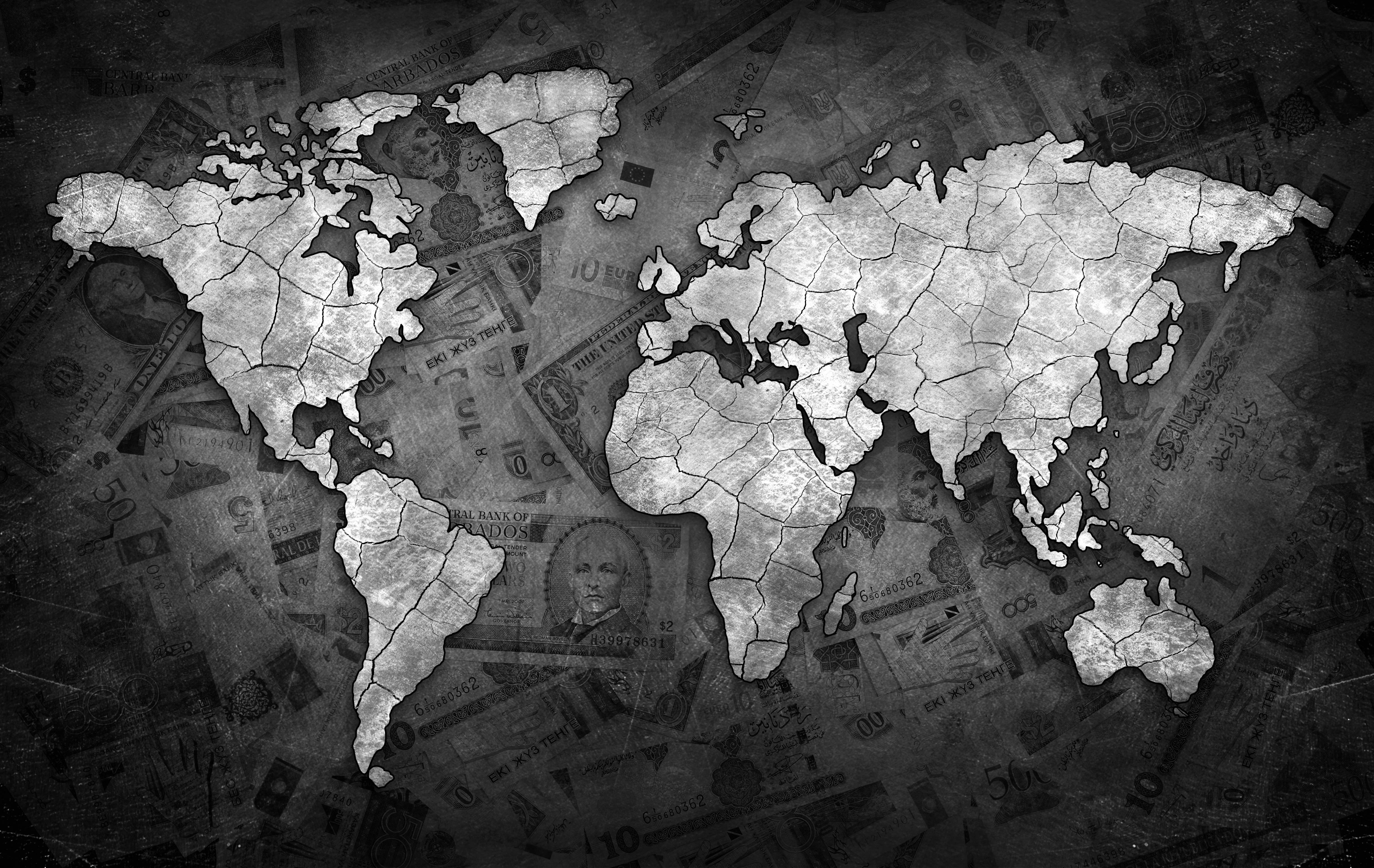 World Map Desktop 桌布 壁紙 — 一張褪色嘅全球貨幣紙幣拼貼中，浮現出一個裂開嘅世界地圖剪影。