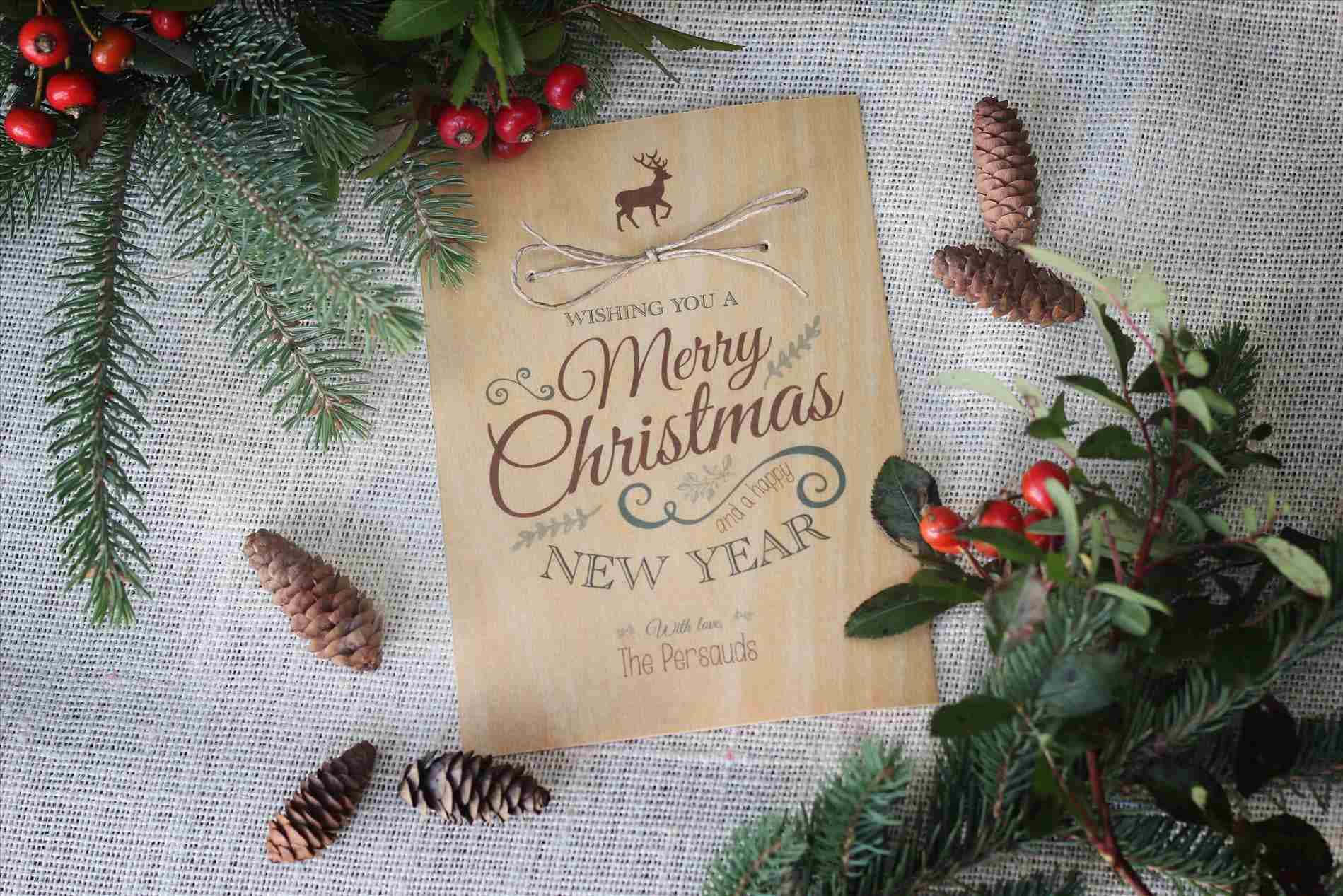 Rustic Christmas 桌布 壁紙 — 一張質樸的木製賀卡，上面寫著「Wishing You a Merry Christmas and Happy New Year」，周圍環繞著松枝、松果和紅色漿果，背景是帶有紋理的亞麻布。