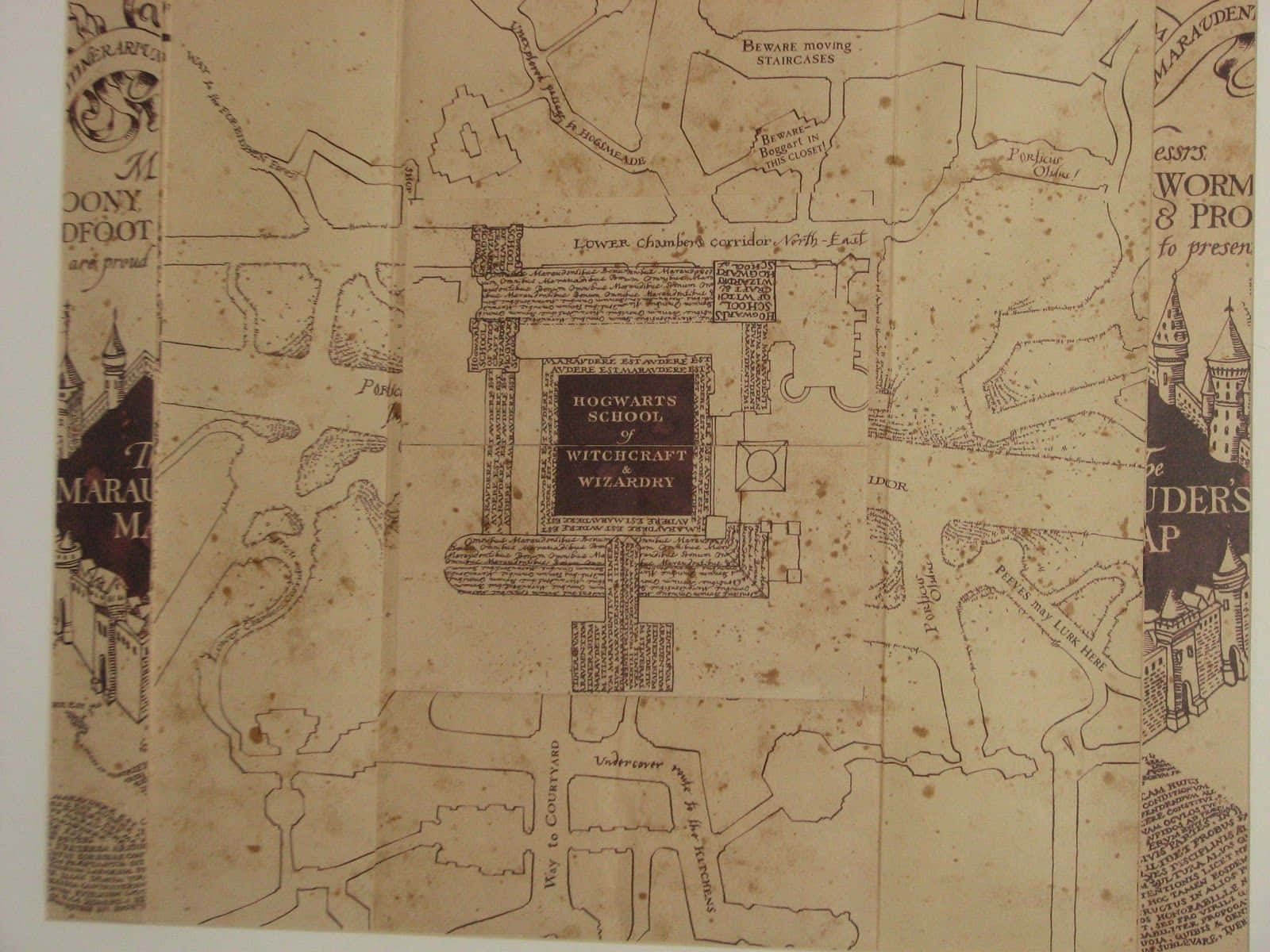 The Marauder's Map 桌布 壁紙 — 一張霍格華茲魔法與巫術學院的古老羊皮紙地圖，上面有詳細的手繪走廊和地標。