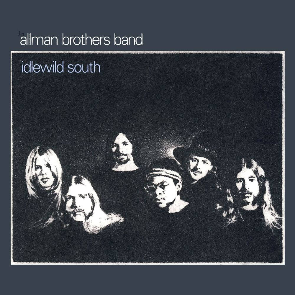 Allman Brothers Band《Idlewild South》 壁紙 — 一張顆粒狀的黑白照片，五名長髮、表情嚴肅的樂隊成員站在深色背景前。