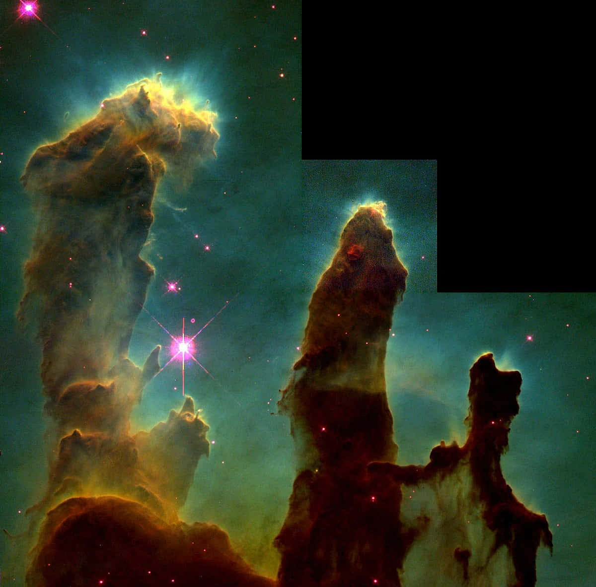 一張驚人的天文影像 壁紙 — 巨大的宇宙氣體和塵埃柱在星空中散發出充滿活力的青綠色和琥珀色光芒。