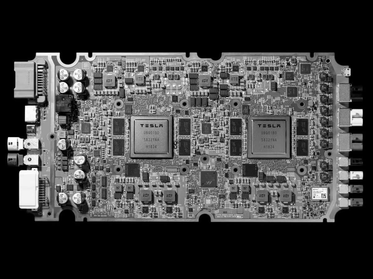 Chipset 桌布 壁紙 — 一張高對比度的黑白特寫，展示帶有 Tesla 品牌的電路板，上面有複雜的電子元件。