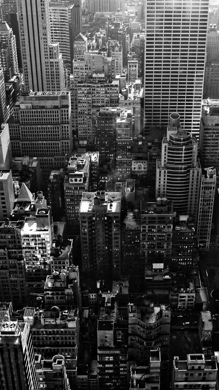 Black And White Cityscape 桌布 壁紙 — 一張高角度黑白照片，展現密集的城市天際線，高聳的摩天大樓和精細的建築細節。