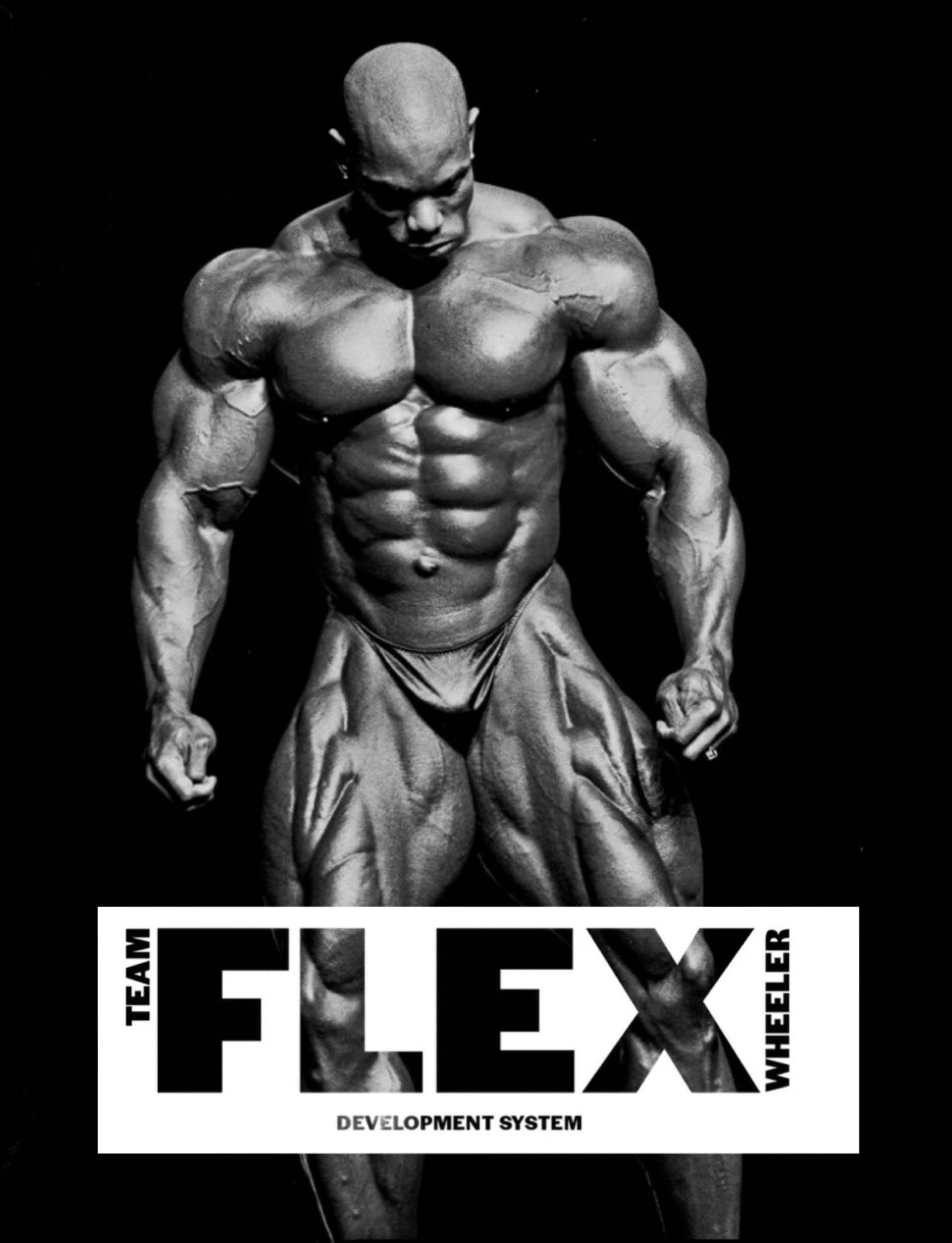 Mesomorphic Flex Wheeler 壁紙 — 一張黑白照片，一名光頭肌肉發達的健美運動員在黑暗背景下展示其線條分明的體格。